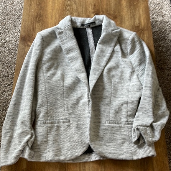 Amanda & Chelsea Jackets & Blazers - Amanda & Chelsea blazer